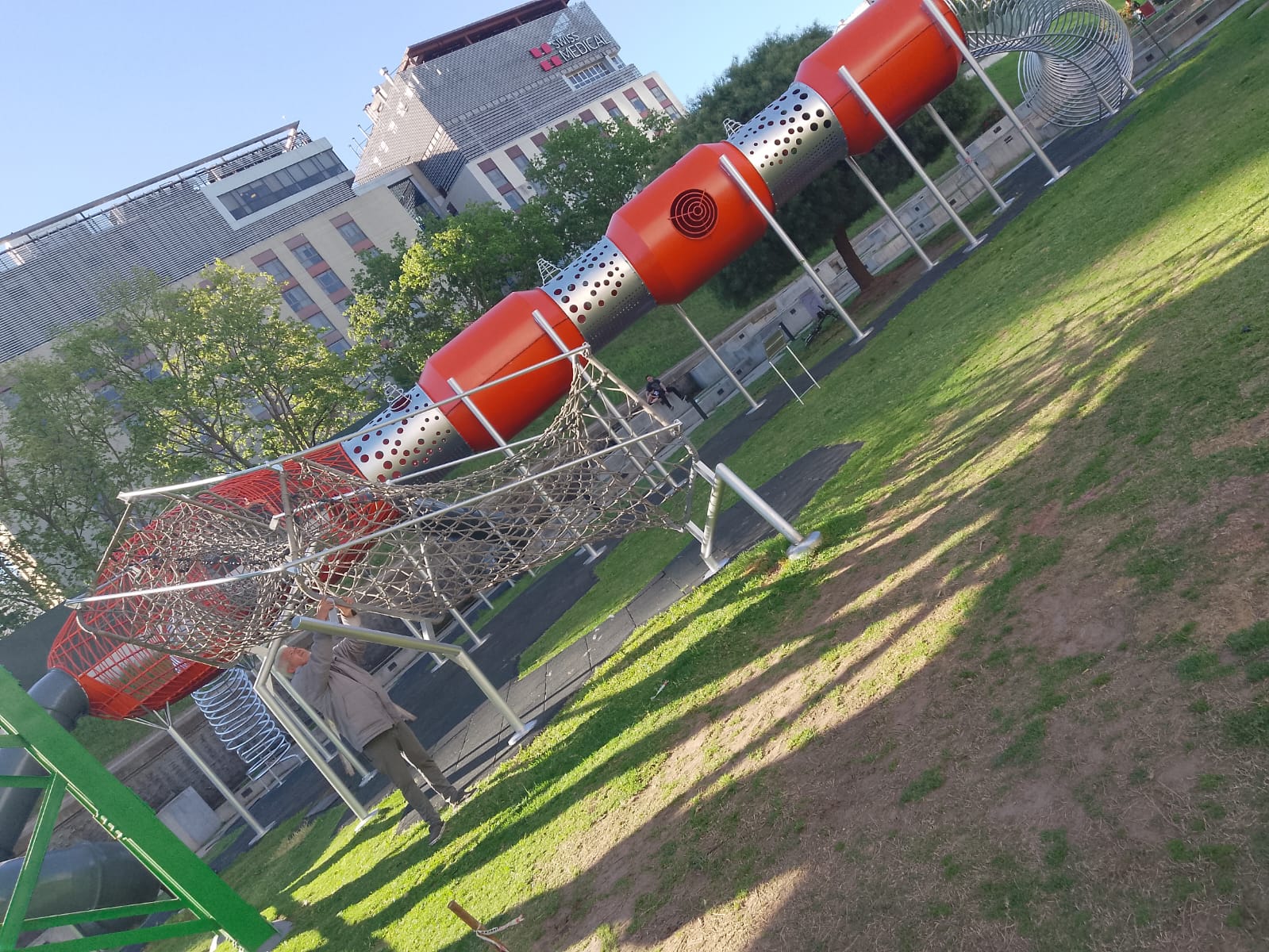 Torre en plaza de conicet con tuneles de soga